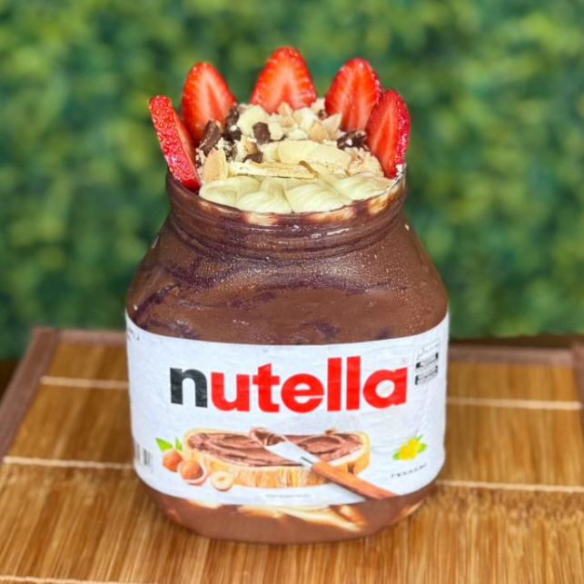 Poucas Unidades de Açai feito no Pote de Nutella de 650g, adicione 5 adicionais grátis de sua preferência e aprecie a Explosão de Sabor com Nutella.