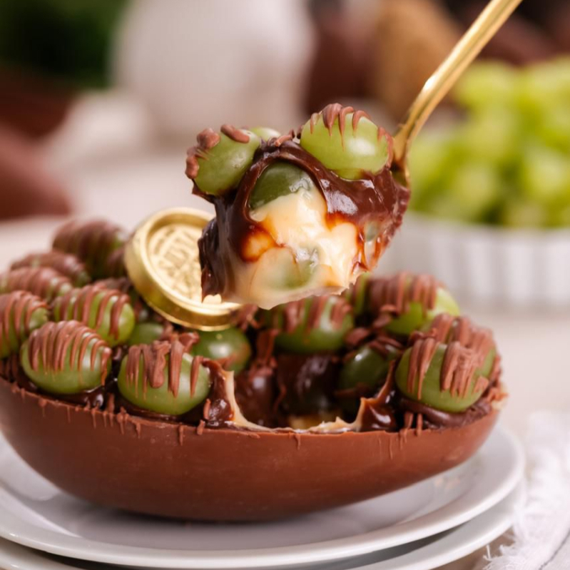 Casca de chocolate belga com brigadeiro belga e brigadeiro de Ninho e uvas selecionadas. Frutado, cremoso e delicamente sofisticado. Aprox. 450g