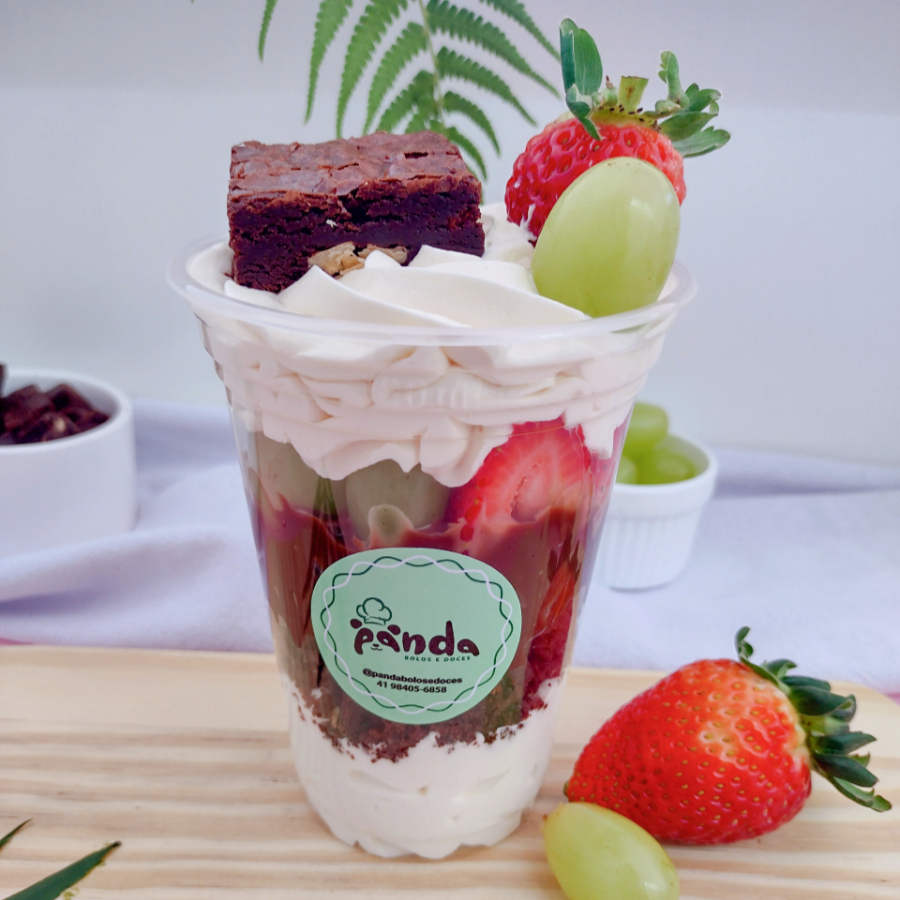 Delicioso Copo da Felicidade bem recheado com 2 camadas do nosso *Brigamousse, brownie do panda, brigadeiro de chocolate gourmet, Uvas Thompson e Morangos frescos, irresistivelmente saboroso;
Copo 354 ml transbordando dessa delícia
* Brigamousse de 5 leites é um brigadeiro de leite integral, leite em pó, leite de coco, leite condensado e creme de leite batido com um pouco de chantilly, criando uma textura aerada e que lembra muito um mousse.
Obs - Não alteramos os ingredientes dos copos da felicidade, mas aqui mesmo no cardápio temos a opção "monte seu copo" onde você pode escolher as camadas que mais gosta do seu jeitinho