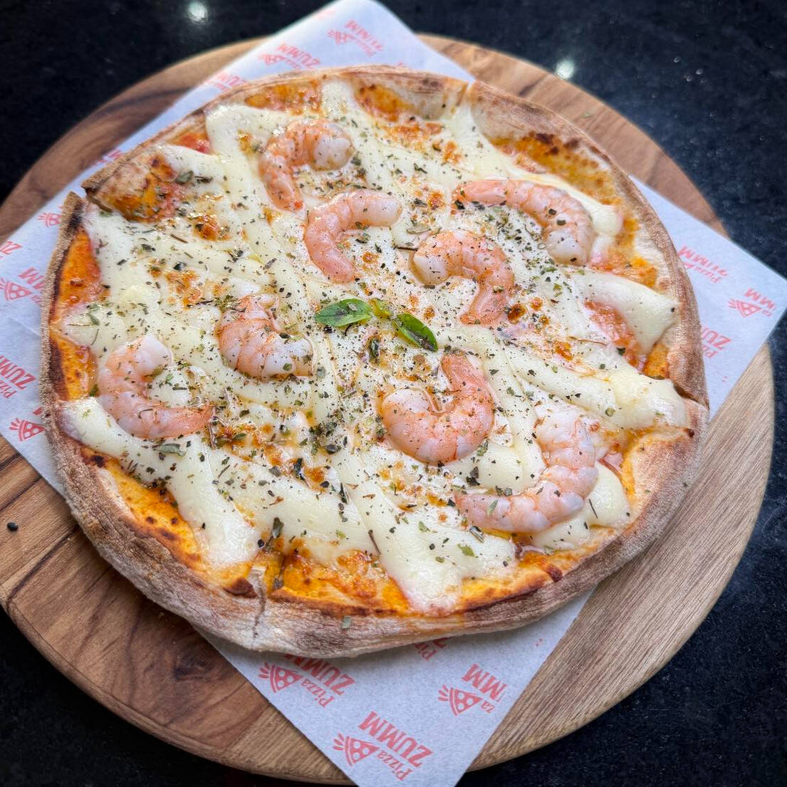 Pizza individual (brotinho) Pizza Titanic: Uma paixão de sabores digna de primeira classe. Prepare-se para se apaixonar... E afundar de amores. Sabor Camarão: Molho de tomate, queijo muçarela, orégano, requeijão catupiry e camarão. tamanho: 20cm, 4 fatias *acompanha sachê de ketchup e maionese