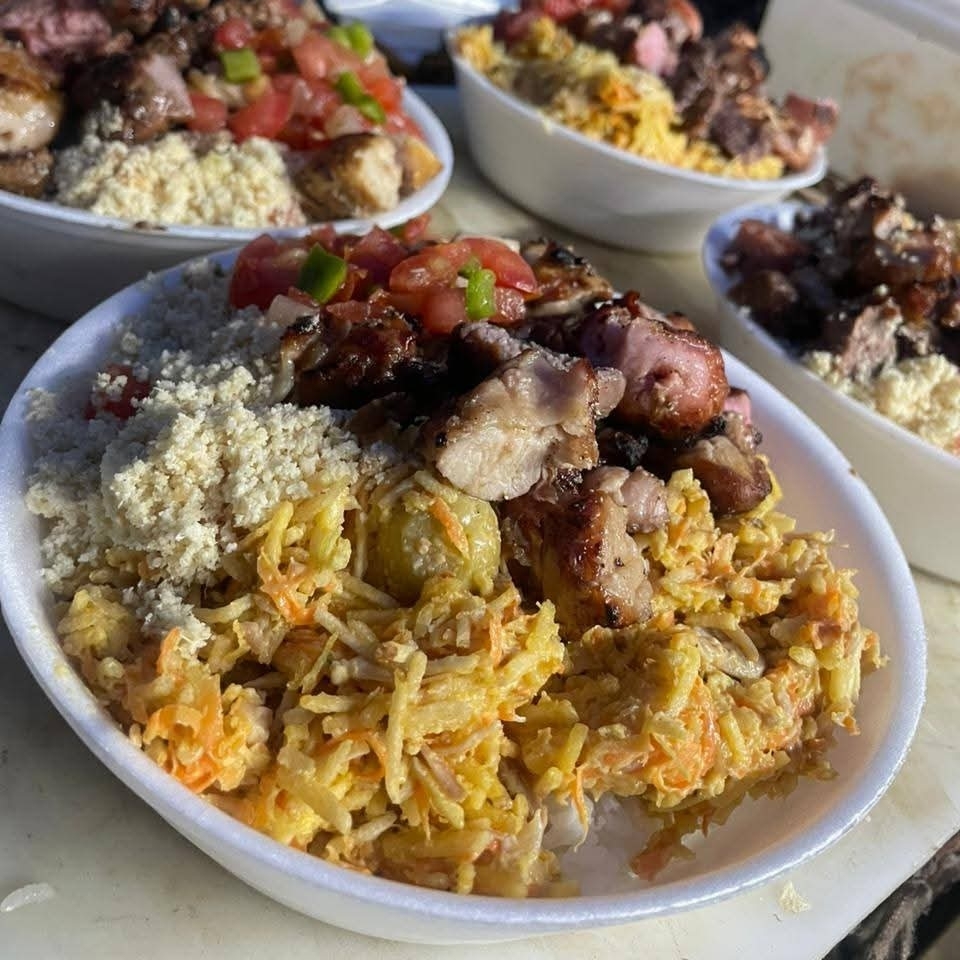 Arros, Salpicão, molho a campanha, Farofa + 1 espetinho