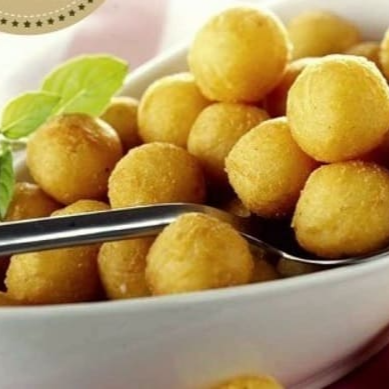 Bolinha de batata pré-cozida e frita crocante.