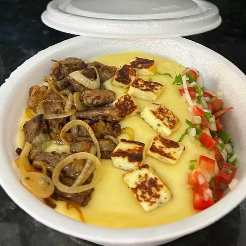 Suculento pirão de aipim com cupim acebolado, queijo coalho e vinagrete