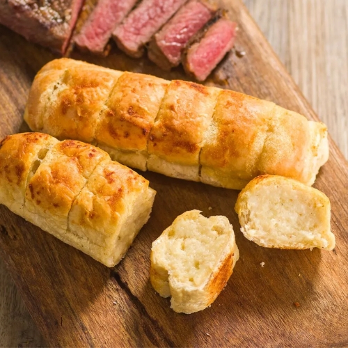 Delicioso pão de alho assado na brasa