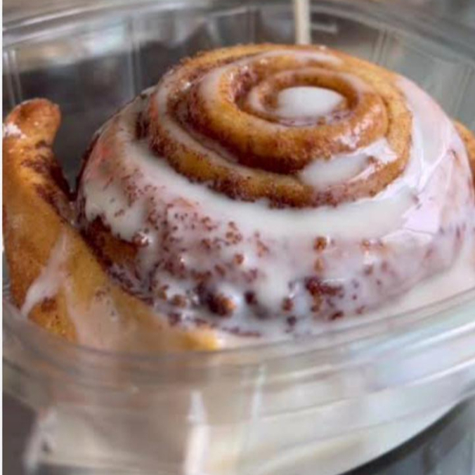 Roll de canela bañado con tres leches