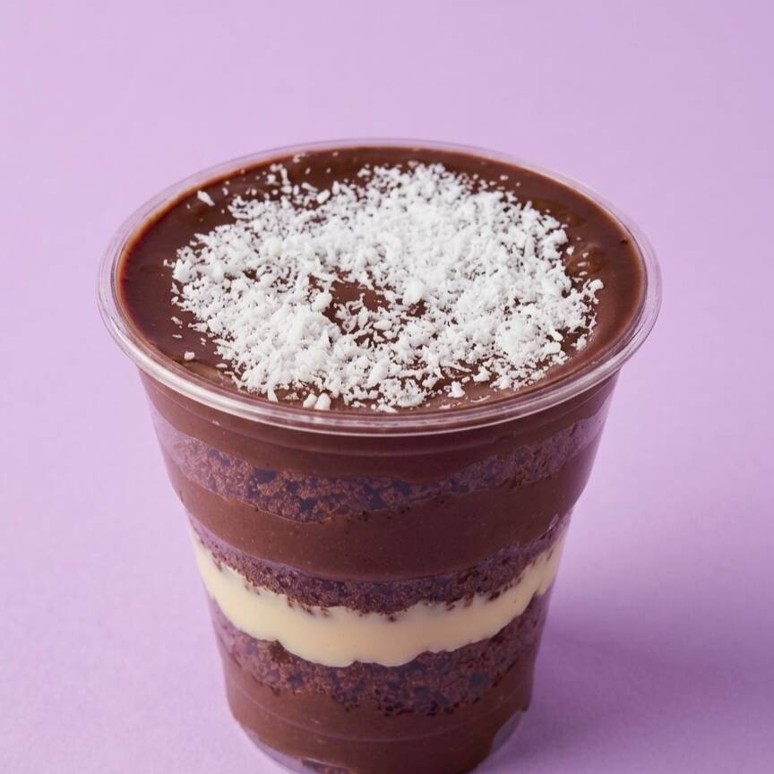 Bolo de chocolate, recheio de prestígio e brigadeiro. Serve até 1 pessoa (aprox. 150ml)