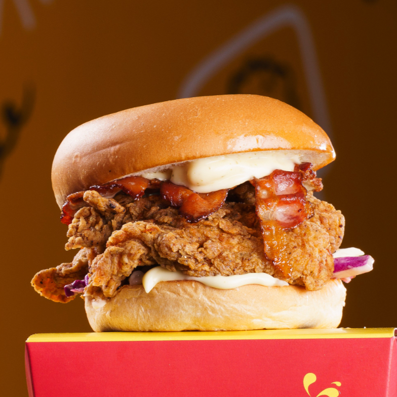 Fabuloso Lanche York preparado no pão Brioche, com melhor Frango Frito Crocante, Salada Coleslaw, Queijo Bacon e Molho. Foto Ilustrativa.