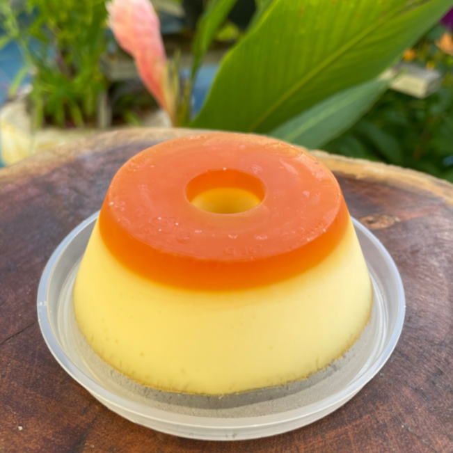 Um clássico pudim cremoso feito com leite condensado, ovos e caramelo.