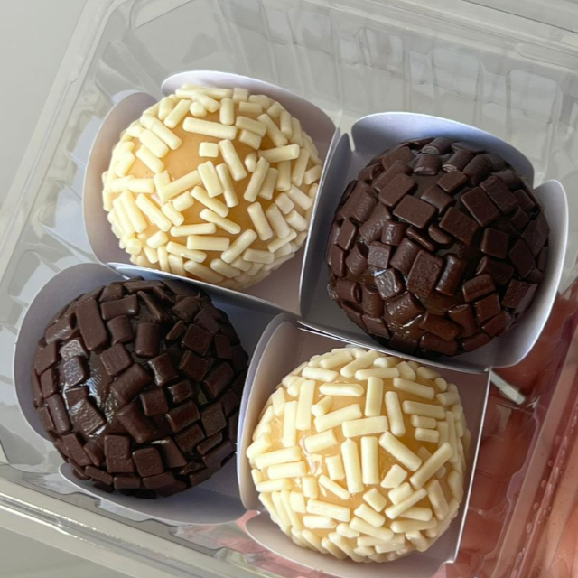 2 brigadeiros brancos e 2 de chocolate meio amargo