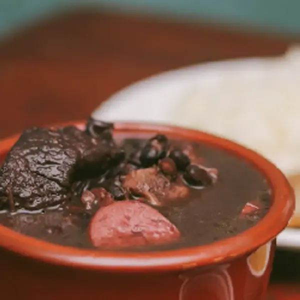 1 guarnição de arroz, 1 bisteca, couve, farofa, pimenta e a feijoada.