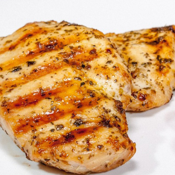 Delicioso filé de frango grelhado, cuidadosamente preparado para atingir a textura perfeita a o sabor inconfundível. Acompanha arroz integral, uma opção saudável e nutritiva que acrescenta leveza e equilíbrio ao prato. Para completar, um sofisticado panachê de legumes, colo e vibrante, trazendo um toque de frescor e riqueza dos ingredientes naturais. Uma escolha perfeita para quem aprecia uma refeição saborosa e saudável da categoria "Pratos á La Carte"