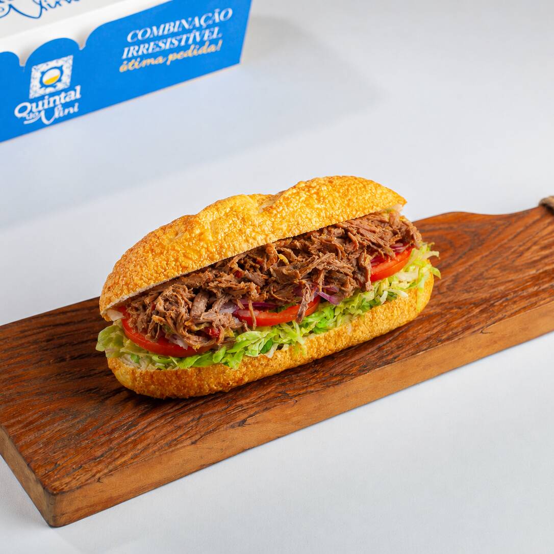 Na baguete de mussarela de 12cm, , acompanhada de 80g da famosa carne louca, com alface americana, tomate e cebola roxa.
Para os amantes de carne louca esse é o lanche perfeito!