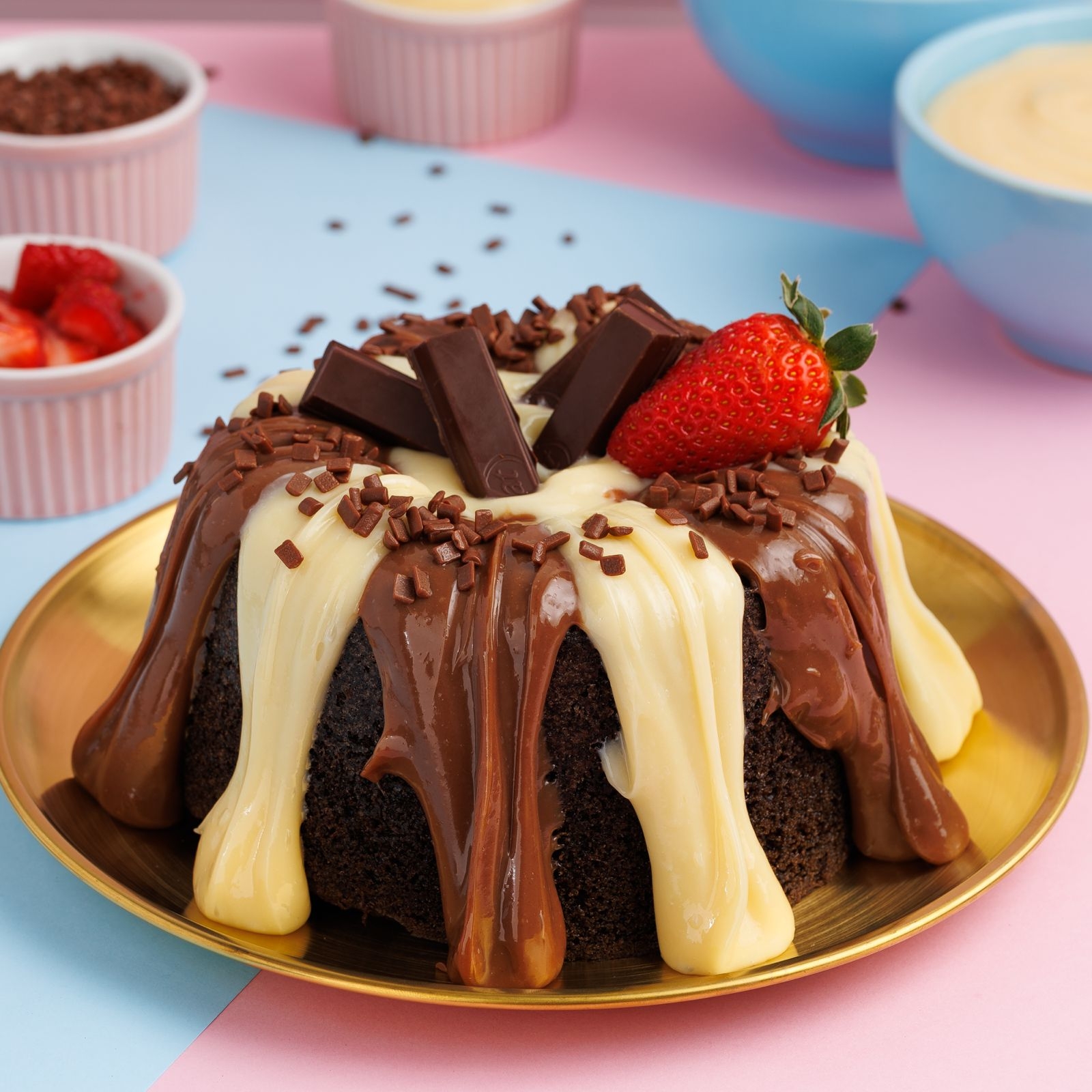 Massa fofinha de chocolate com recheio cremoso metade brigadeiro branco e brigadeiro ao leite ,finalizado com kitkat e morangos fresco e granulado