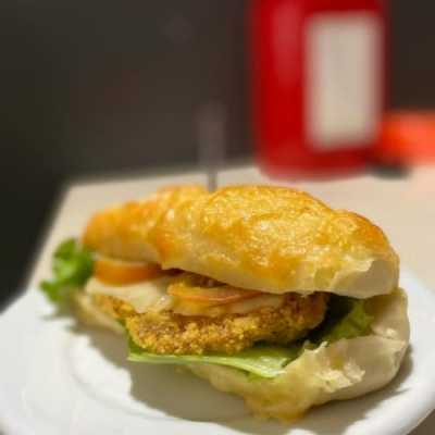 BAGUETE RECHEADA COM FRANGO EMPANADO ESTILO ÁRABE, ALFACE TOMATE E QUEIJO