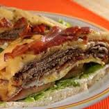 pão sírio, queijo prato, alface, tomate, ovo, bacon, cebola e maionese