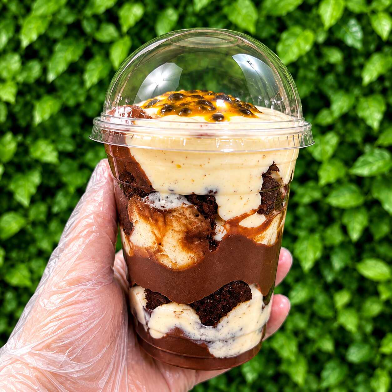 Camadas de brigadeiro 50%, mousse maracujá azedinho pra trazer equilíbrio junto com um delicioso brownie 50% macio e denso no ponto certo!