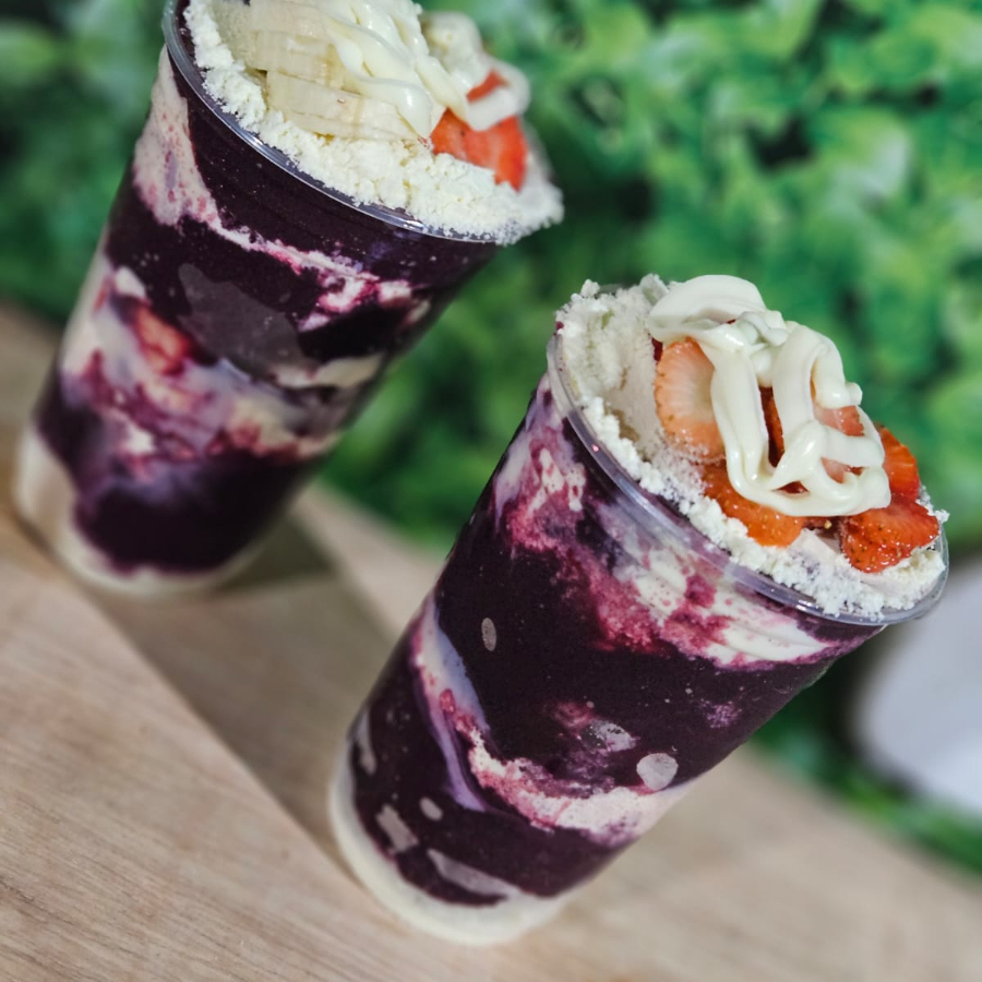 2 copos de 500 ml com: creme de ninho, morango, leite em pó e coco ralado