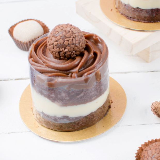 Delicioso bolinho de massa de chocolate, uma camada de creme trufado branco e outra de brigadeiro ao leite!