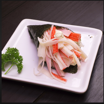 O Temaki Kani É Uma Explosão De Sabor Em Cada Mordida. Com Kani Desfiado E Suculento, Envolvido Em Algas Crocantes E Misturado Com Maionese Leve E Temperada, Oferece Uma Combinação Irresistível De Textura E Frescor.