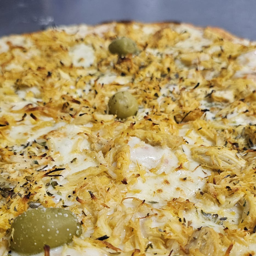 Massa fina, molho artesanal, mussarela, frango, oregano