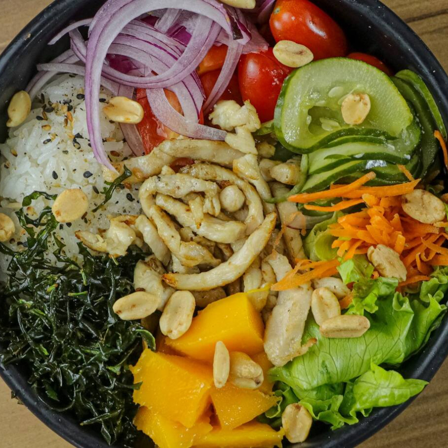 Base de arroz japonês com mix de folhas frescas, frango grelhado e molho exclusivo. Finalizado com tomate cereja, cenoura ralada, pepino japonês, manga, couve crispy, cebola roxa, cebolinha, gergelim e amendoim crocante. Nutritivo, colorido e cheio de textura!