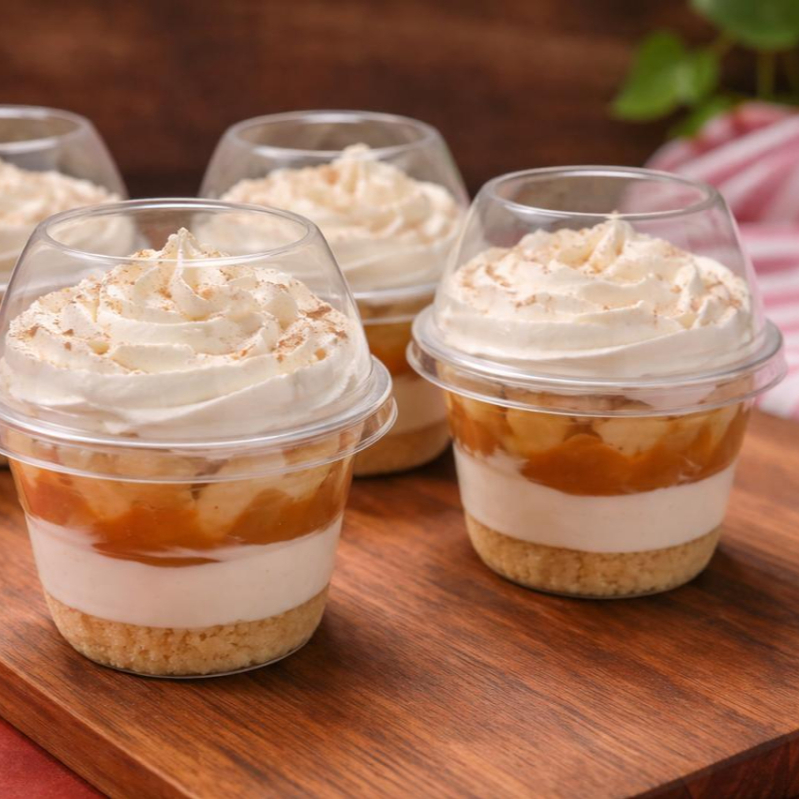 Biscoito, doce de leite, mousse de doce de leite, banana in natura finalizado com chantilly