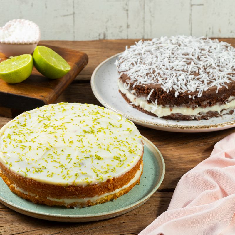 Um combo que equilibra o azedinho refrescante e o doce cremoso com perfeição! • 🍋 Bolo de Limão Recheado – massa leve com mousse de limão feita com a fruta e leite condensado, fresco e irresistível • 🥥 Bolo Prestígio Recheado – massa de chocolate com recheio cremoso de coco e cobertura generosa de chocolate Dois sabores marcantes, feitos com ingredientes de verdade e o carinho da nossa cozinha 💛