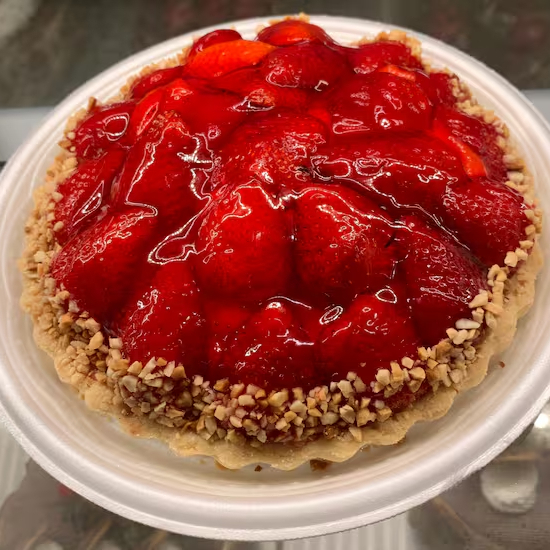 Massa doce crocante, morango fresco, creme de confeiteiro e geleia de morango