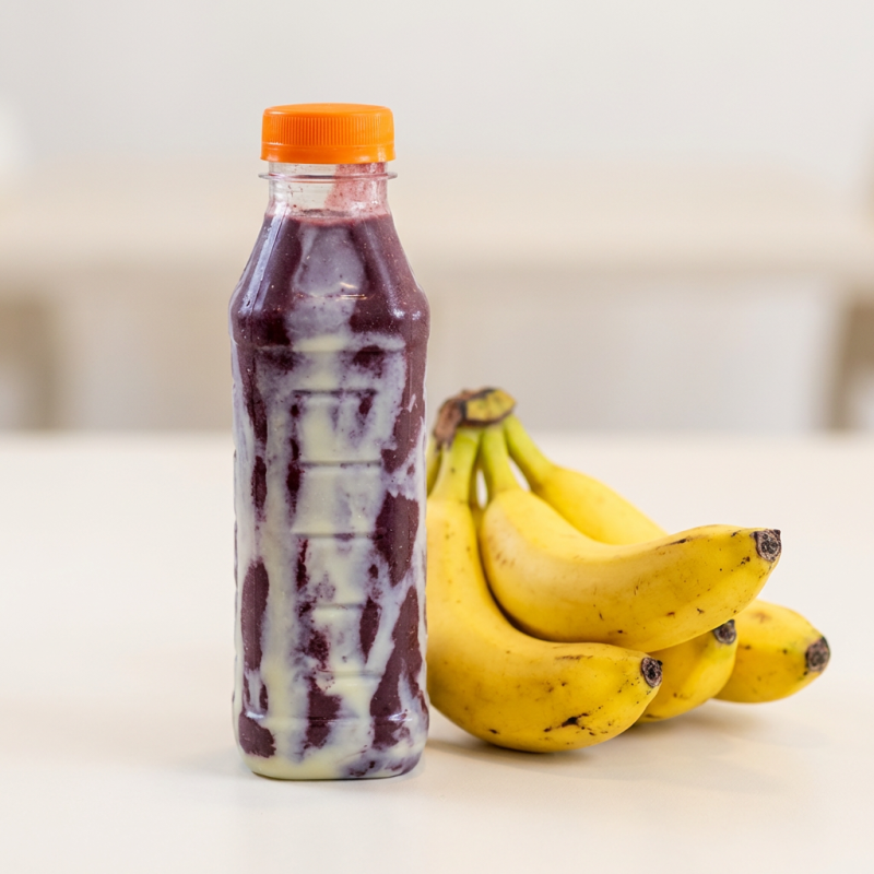 A mistura perfeita para um dia cheio de energia! Açaí batido com granola, Leite Condensado, Leite em Pó, Paçoca e Banana.