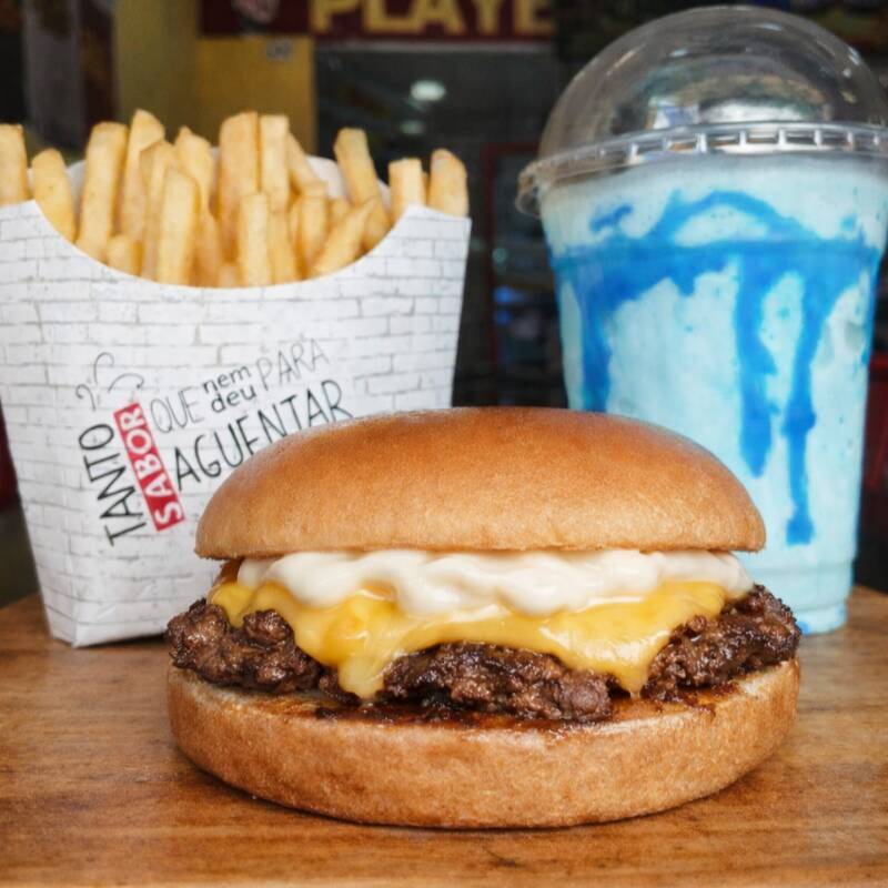 Você vai adorar essa mistura louca de sabores !
Pão Brioche, carne artesanal 0,60g , queijo prato e maionese caseira . + batata 120g + milk 300 ml .