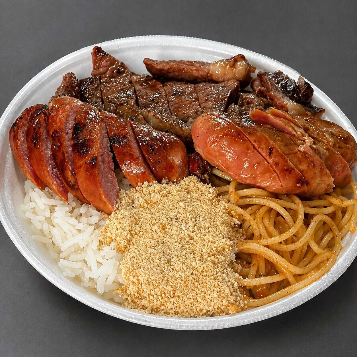 Arroz, Feijão fresquinho, Macarronada Alho e óleo, Contra Filé e Linguiça assado na Brasa e Farofa.