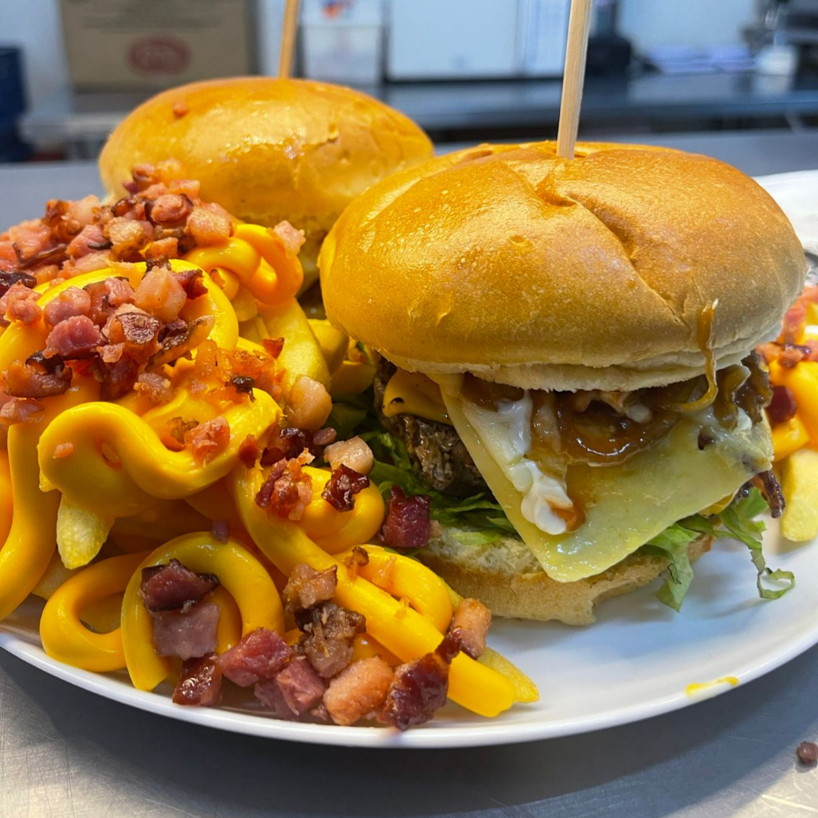 Dois artesanais 180g Maturata, uma batata média com cheddar e bacon, duas Coca-Cola lata.