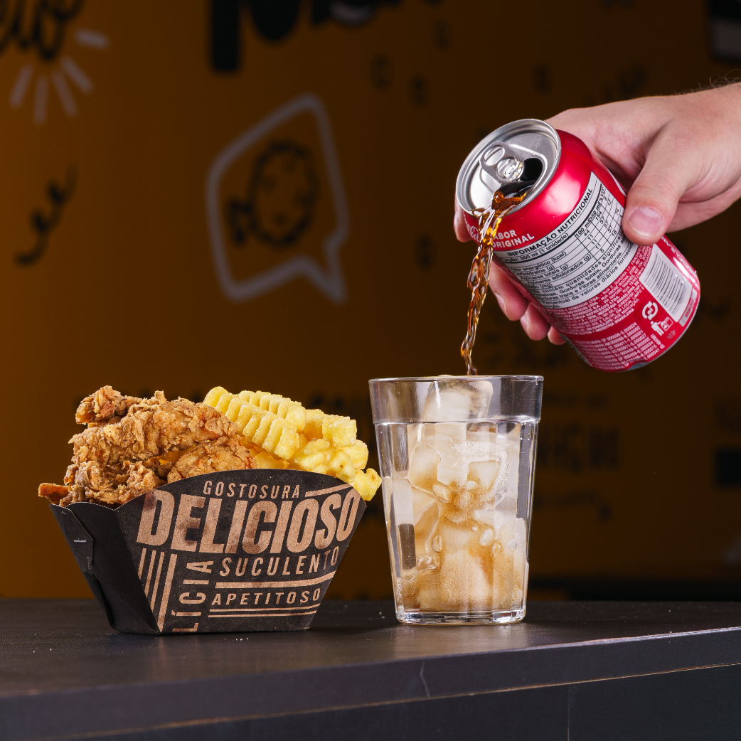 4 Deliciosos pedaços de Filezinho de peito, empados e fritos ao estilo York Frango. Acompanha Batata Frita e 1 refrigerante lata 350ml. Aquele Lanchinho que faltava para sua noite!! Serve 1 Pessoa. Foto Ilustrativa.