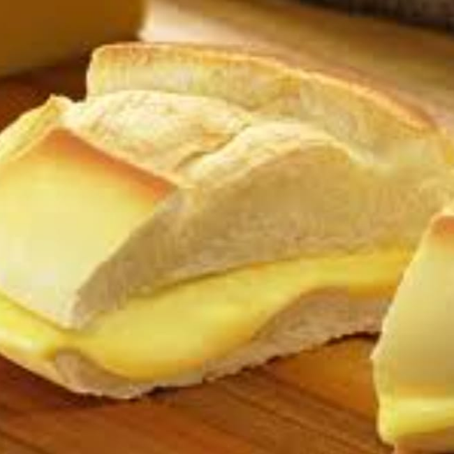 Pão francês com mussarela.