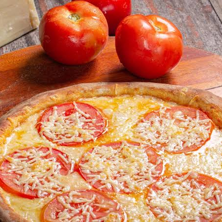 Mussarela, tomate e parmesão.