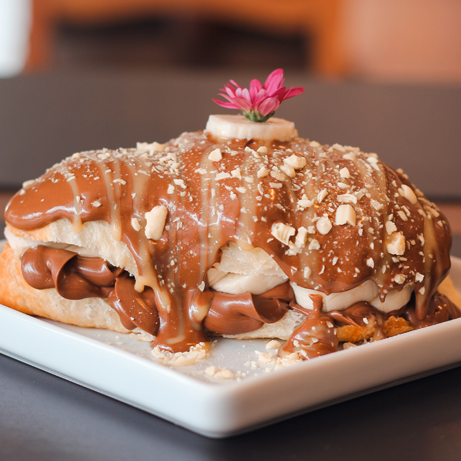 Croissant recheado com chocolate ao leite e banana.