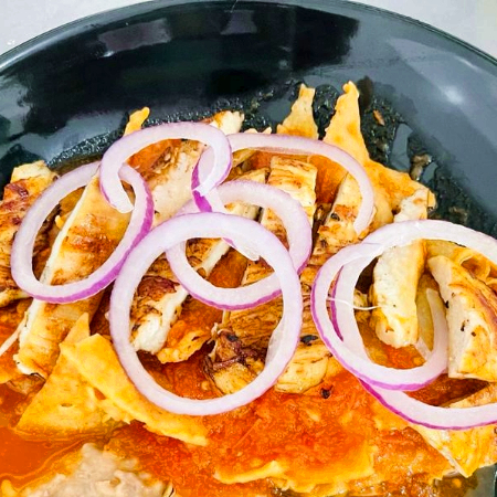 Chilaquiles con Pechuga, Fruta y Jugo