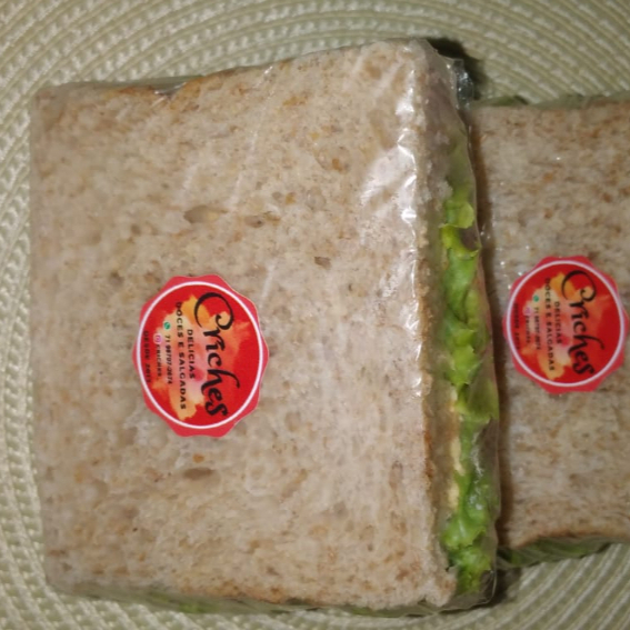 Pão Fatia Integral, frango, cenoura, alface americana e requeijão cremoso.