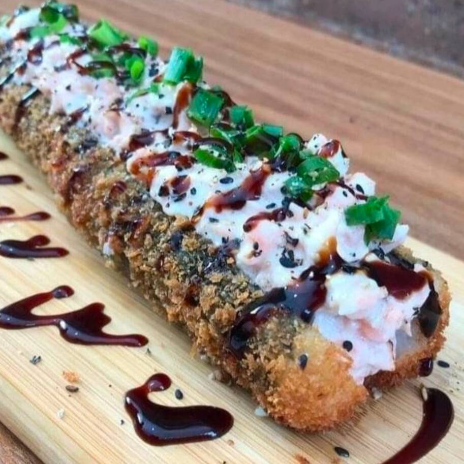 Tradicional hot empanhado com frango em cubos ao molho teriaki e Cebolinha e creme cheese