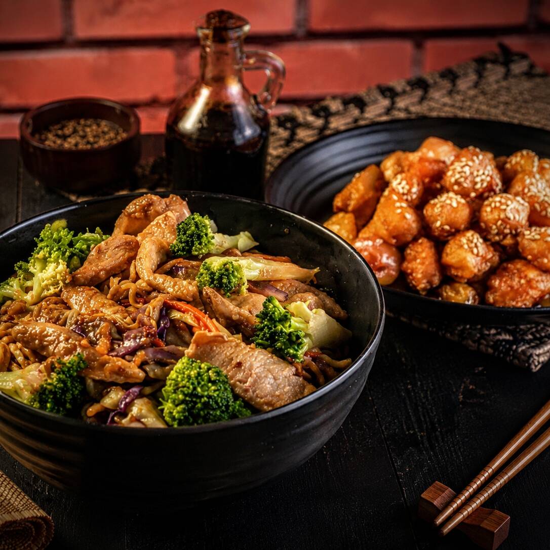 Delicioso combo de 1 Yakisoba misto+ 1 Porção de frango agridoce imperial