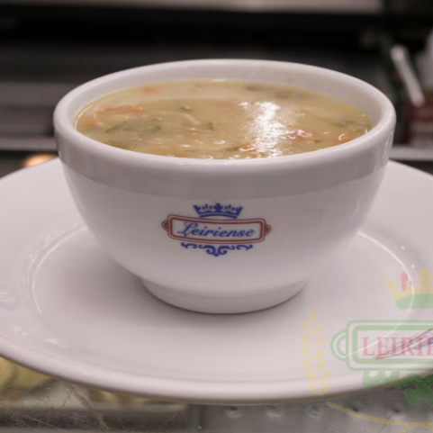 Combo Sopa de Legumes + 4 Mini Pães Parmesão + Pote Parmesão. Uma sopa rica e nutritiva, preparada com batatas suculentas, cenouras doces, vagem fresca, couve macia, macarrão al dente, cebolas aromáticas, alho saboroso e carne tenra, para aquecer suas noites de inverno. Acompanha quatro mini pães crocantes de parmesão e um pote de parmesão ralado para incrementar ainda mais o sabor. Perfeito para os amantes de uma boa sopa no Festival de Inverno - Sopas. Experimente!