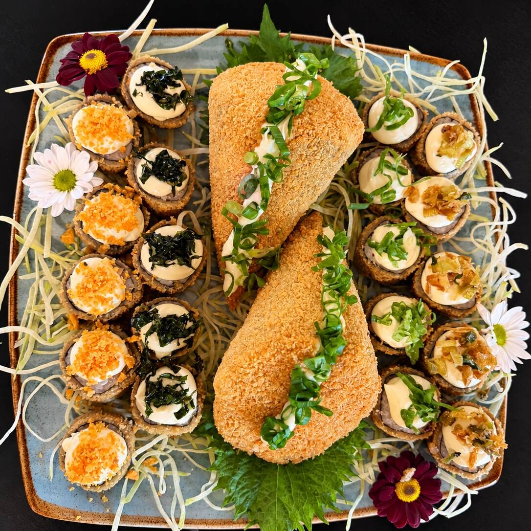 20 Hot Rolls Sortidos + 2 Temakis Empanados