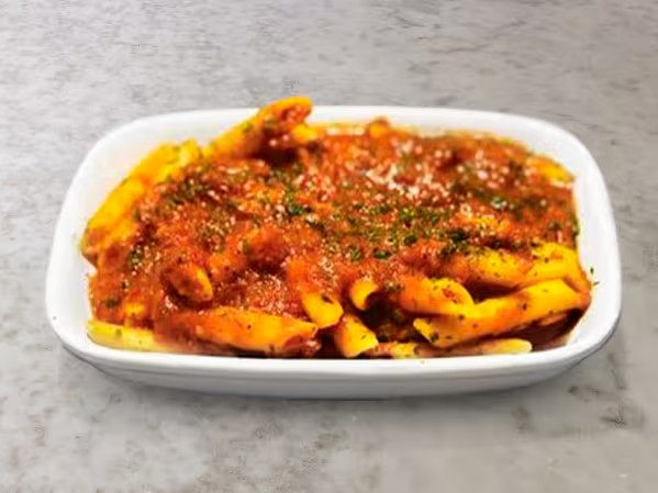 Acompanhamento de penne com molho pomodoro.