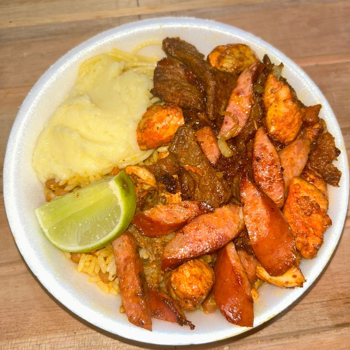 Podendo escolher entre: Carne, calabresa e frango.
Acompanha: baião, macarrão, salada e farofa.