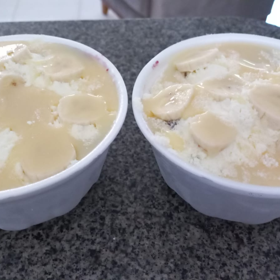 4 Açai de 500ml, granola, farinha de amendoim, xerem, pacoça,bana, uva e calda OBS: O PRODUTO É VENDIDO POR ML.