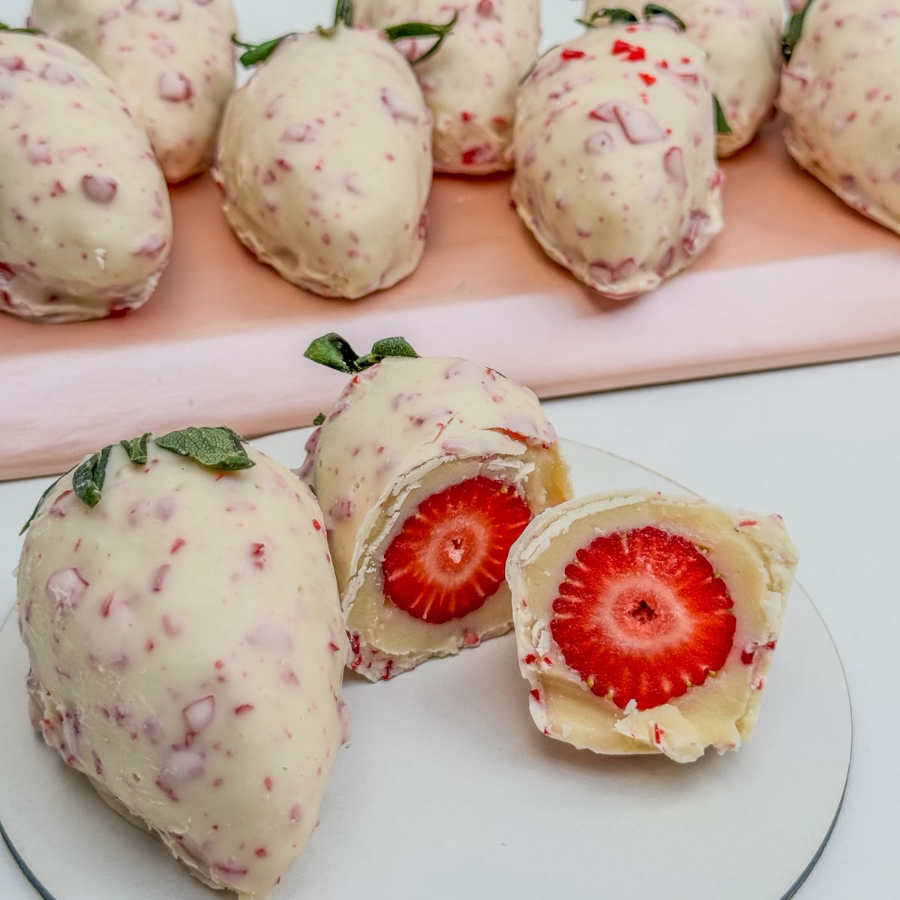 Morango do amor cravejado , morango selecionado envolvido no nosso doce de ninho coberto com casquinha fininha chocolate branco com lascas de caramelo crocante