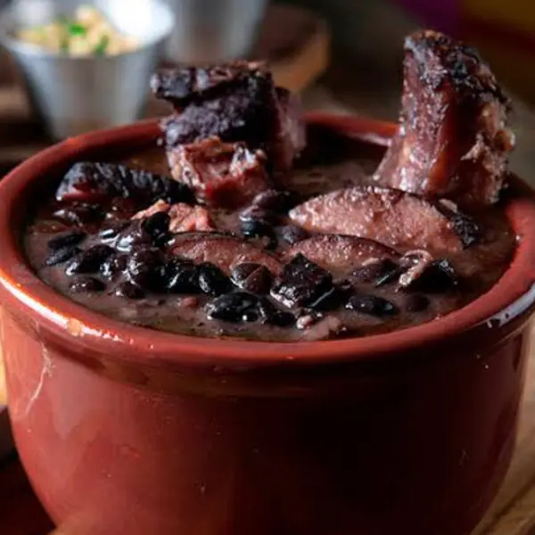 1 guarnição de arroz, feijoada, 2 bisteca, couve, farofa pimenta.