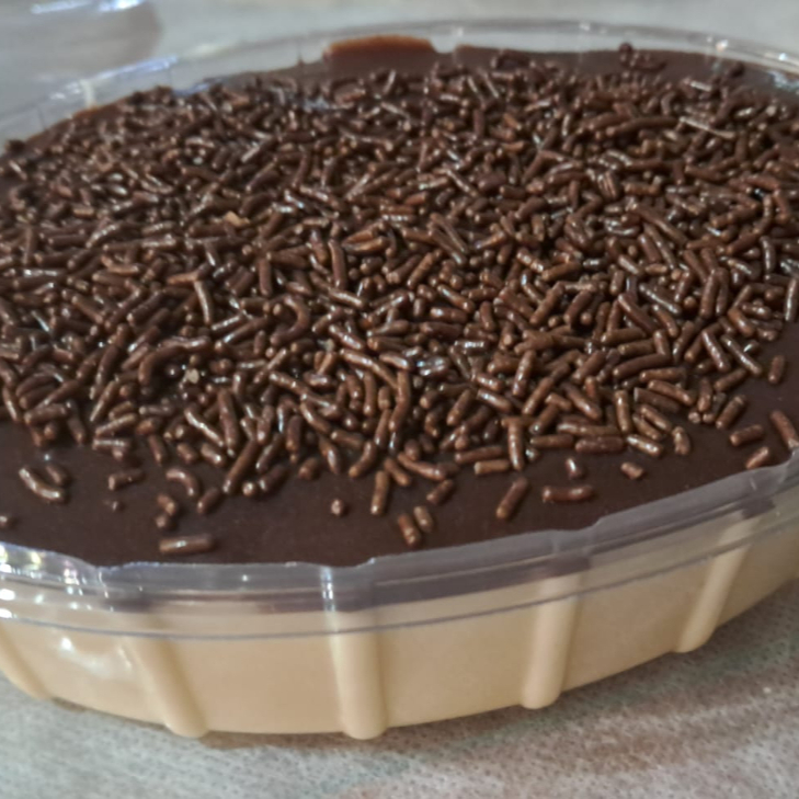 Deleite-se com o 'Trufado', uma indulgente sobremesa familiar que transborda de ricos sabores. Este doce tentador é primorosamente elaborado com leite fresco, leite condensado de textura aveludada e creme de leite suavemente cremoso, todos fundidos em uma base de leite em pó rica e sublime misturado com uma camada generosa de chantilly leve e espumoso, enquanto a estrela do prato é coroada com uma cobertura de ganache de chocolate luxuosamente rica e intensa, proporcionando um final de tirar o fôlego. Um verdadeiro manjar dos deuses para os aficionados por doces! Serve de 2 à 3 pessoas