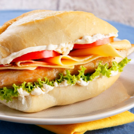 Paõ francês com suculento file de frango + fritas sequinhas.