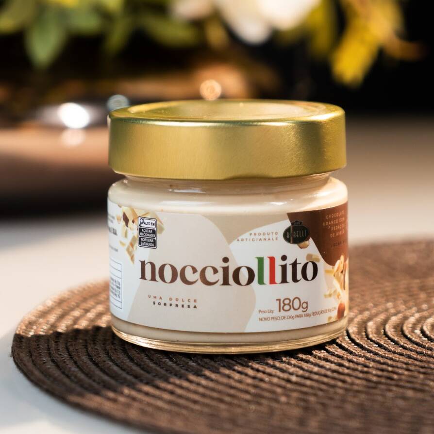 Que tal apreciar o sabor desse nosso creme no conforto de casa? Peça a embalagem de 180g do Artesanal creme de avelã com chocolate branco e saboreie da forma que preferir.
*imagem ilustrativa*